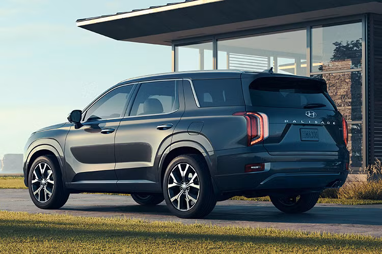 Bắt đầu với Hyudnai Palisade SE 2020 cơ sở nhất, chiếc SUV cỡ lớn sở hữu kiểu dáng vô cùng năng động với lưới tản nhiệt thiết kế táo báo, hai bên là đèn pha tự động và đèn ban ngày LED. Ngoài ra, xe còn có cửa kính riêng tư và vành hợp kim 18 inch.