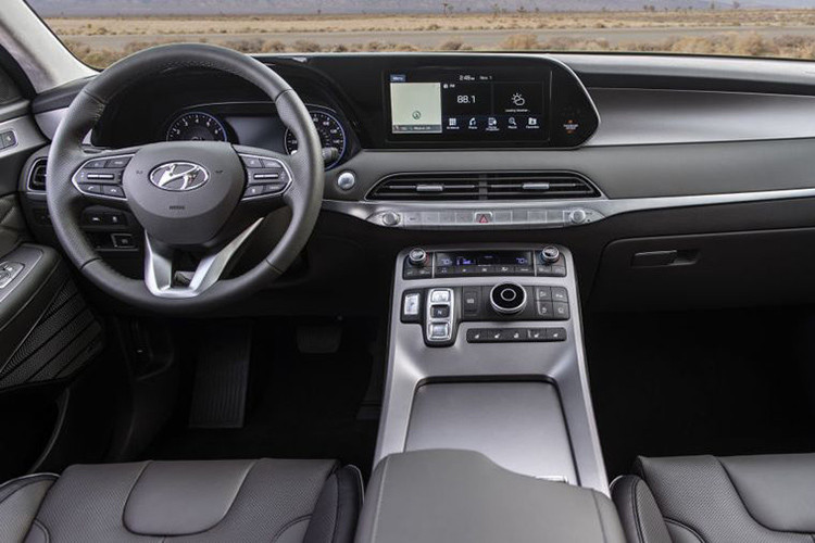 Tiến lên bản trung cấp với giá từ 33.500 USD (khoảng 779 triệu đồng), Hyundai Palisade SEL được phân biệt nhờ lưới tản nhiệt và các tay nắm cửa mạ crôm satin, ở các tay nắm cửa còn tích hợp đèn chào. Phiên bản này còn có đường ray mái sơn màu bạc và gương chiếu hậu tích hợp đèn báo rẽ LED.