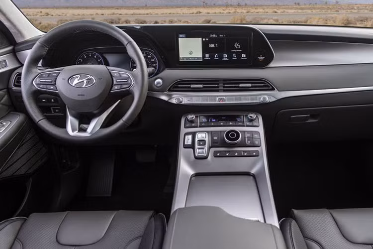 Tiến lên bản trung cấp với giá từ 33.500 USD (khoảng 779 triệu đồng), Hyundai Palisade SEL được phân biệt nhờ lưới tản nhiệt và các tay nắm cửa mạ crôm satin, ở các tay nắm cửa còn tích hợp đèn chào. Phiên bản này còn có đường ray mái sơn màu bạc và gương chiếu hậu tích hợp đèn báo rẽ LED.