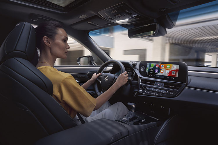 Điểm mới đáng chú ý nhất của Lexus ES 2023 chính là hệ thống thông tin giải trí nâng cấp. Theo hãng Lexus, màn hình thông tin giải trí của mẫu xe này đã trở nên nhạy hơn và có giao diện trực quan hơn trước.