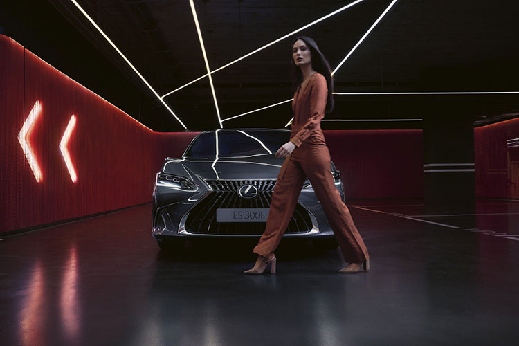 Phiên bản thể taho này tạo sự khác biệt bằng vành hợp kim 19 inch màu đen, 10 tùy chọn màu sơn ngoại thất, 4 màu nội thất và logo F SPORT trên chắn bùn trước. Dự kiến, Lexus ES 2023 sẽ chính thức đi vào sản xuất vào tháng 8 năm nay và bán ra tại châu Âu vào tháng 10. Hiện giá xe Lexus ES 2023 ở thị trường châu Âu vẫn chưa được hé lộ.