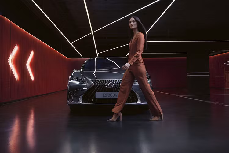 Phiên bản thể taho này tạo sự khác biệt bằng vành hợp kim 19 inch màu đen, 10 tùy chọn màu sơn ngoại thất, 4 màu nội thất và logo F SPORT trên chắn bùn trước. Dự kiến, Lexus ES 2023 sẽ chính thức đi vào sản xuất vào tháng 8 năm nay và bán ra tại châu Âu vào tháng 10. Hiện giá xe Lexus ES 2023 ở thị trường châu Âu vẫn chưa được hé lộ.