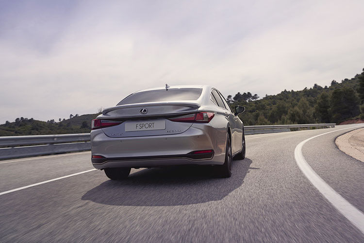 Ngoài ra, DCM còn cho phép người lái tìm xe, khóa cửa, mở cửa, bật đèn cảnh báo và bật/tắt điều hòa từ xa thông qua ứng dụng Lexus Link trên điện thoại thông minh. Một thay đổi nữa của Lexus ES 2023 ở thị trường châu Âu chính là phiên bản F SPORT mới.