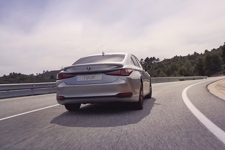 Ngoài ra, DCM còn cho phép người lái tìm xe, khóa cửa, mở cửa, bật đèn cảnh báo và bật/tắt điều hòa từ xa thông qua ứng dụng Lexus Link trên điện thoại thông minh. Một thay đổi nữa của Lexus ES 2023 ở thị trường châu Âu chính là phiên bản F SPORT mới.