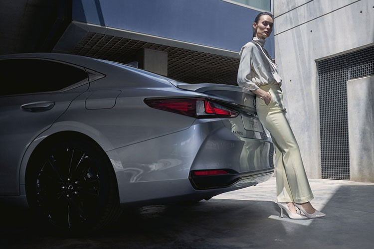 Bàn cảm ứng (touchpad) là chi tiết bị không ít khách hàng của Lexus phàn nàn vì khó sử dụng. Vị trí của bàn cảm ứng được thay bằng 2 ngăn đựng cốc mới. Trong khi đó, sạc điện thoại thông minh không dây được đưa ra khỏi ngăn chứa đồ dưới bệ tì tay trung tâm để dễ sử dụng hơn. 