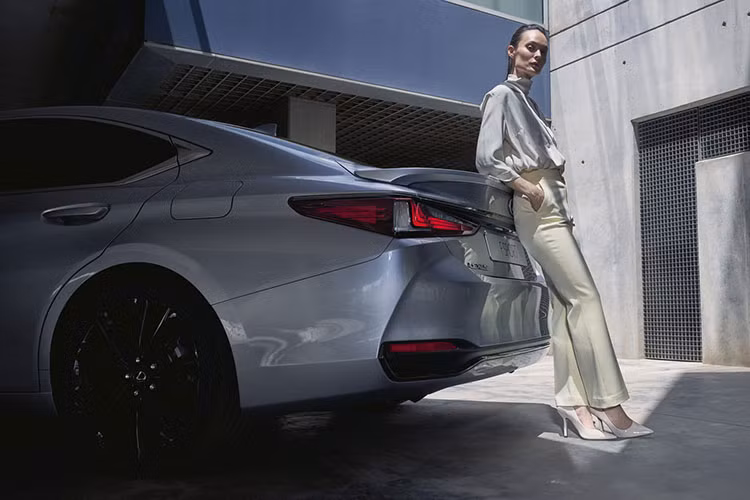 Bàn cảm ứng (touchpad) là chi tiết bị không ít khách hàng của Lexus phàn nàn vì khó sử dụng. Vị trí của bàn cảm ứng được thay bằng 2 ngăn đựng cốc mới. Trong khi đó, sạc điện thoại thông minh không dây được đưa ra khỏi ngăn chứa đồ dưới bệ tì tay trung tâm để dễ sử dụng hơn. 