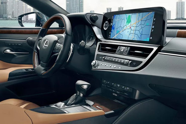 Nhờ đó, người dùng có thể truy cập nhiều tính năng hơn. Màn hình trung tâm của Lexus ES 2023 mới giờ đây còn hỗ trợ kết nối Apple CarPlay và Android Auto không dây.