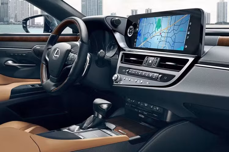 Nhờ đó, người dùng có thể truy cập nhiều tính năng hơn. Màn hình trung tâm của Lexus ES 2023 mới giờ đây còn hỗ trợ kết nối Apple CarPlay và Android Auto không dây.