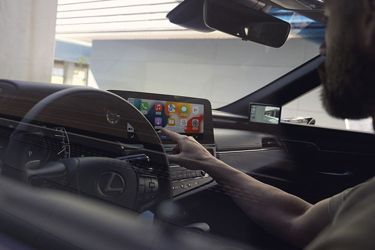 Đặc biệt, người dùng vẫn có thể sử dụng hệ thống định vị của Lexus ES 2023 ngay cả khi không có kết nối mạng. Tất nhiên, hệ thống sẽ chỉ được trang bị cho những bản cao cấp của dòng sedan hạng sang này. Đặc biệt, bàn cảm ứng (touchpad) nằm bên cạnh cần số trên cụm điều khiển trung tâm của Lexus ES 2023 đã bị loại bỏ.