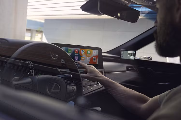 Đặc biệt, người dùng vẫn có thể sử dụng hệ thống định vị của Lexus ES 2023 ngay cả khi không có kết nối mạng. Tất nhiên, hệ thống sẽ chỉ được trang bị cho những bản cao cấp của dòng sedan hạng sang này. Đặc biệt, bàn cảm ứng (touchpad) nằm bên cạnh cần số trên cụm điều khiển trung tâm của Lexus ES 2023 đã bị loại bỏ.