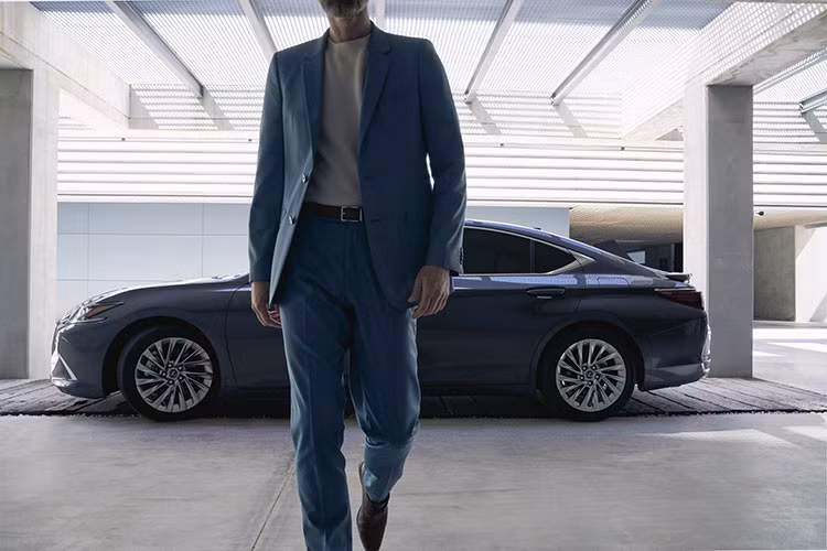 Những thay đổi của Lexus ES 2023 nâng cấp mới chủ yếu tập trung vào trang bị. Trong khi đó, thiết kế ngoại thất của mẫu sedan hạng sang này vẫn giữ nguyên như cũ.