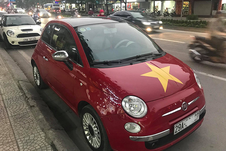 Mẫu xe ôtô Fiat 500 không phổ biến những có lẽ cũng không quá xa lạ với nhiều người. Mẫu xe trong bài viết là chiếc Fiat 500 model 2010, được nhập khẩu nguyên chiếc từ Ý, đăng kí lần đầu tiên vào năm 2011.