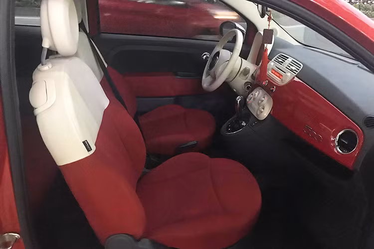 Xe trang bị ghế bọc da, vô-lăng đa chức năng, đồng hồ tốc độ dạng tròn đơn giản. Chức năng giải trí có đầu CD, kết nối Bluetooth, USB. Trang bị an toàn đáng chú ý với 7 túi khí, cân bằng điện tử ESP, chống trượt ASR.