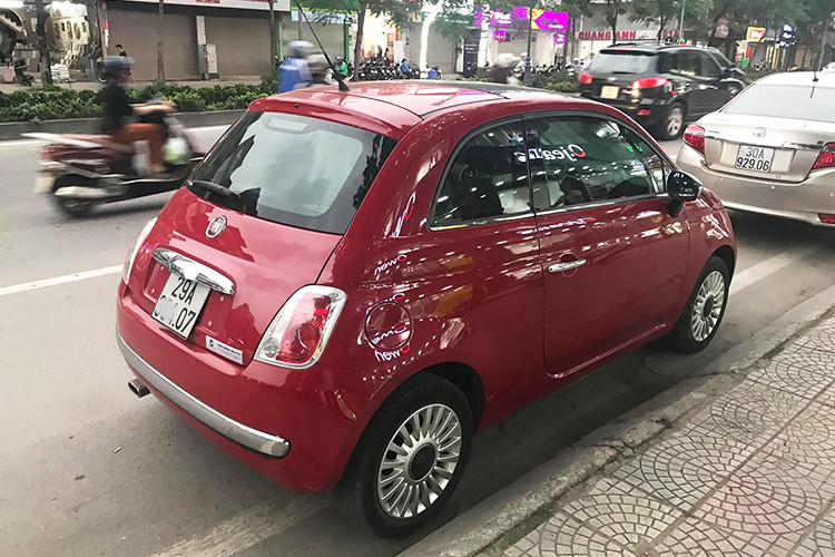 Về ngoại thất, phần đầu xe nổi bật với hai thanh ốp mạ crôm. Thanh lớn nằm ngay trên hốc hút gió, cân đối với cặp đèn sương mù và đèn pha phía trước, tạo cảm giác cụm đèn trước được nâng cao hơn khi phân tách khỏi hốc hút gió và phần táp lô phía dưới.