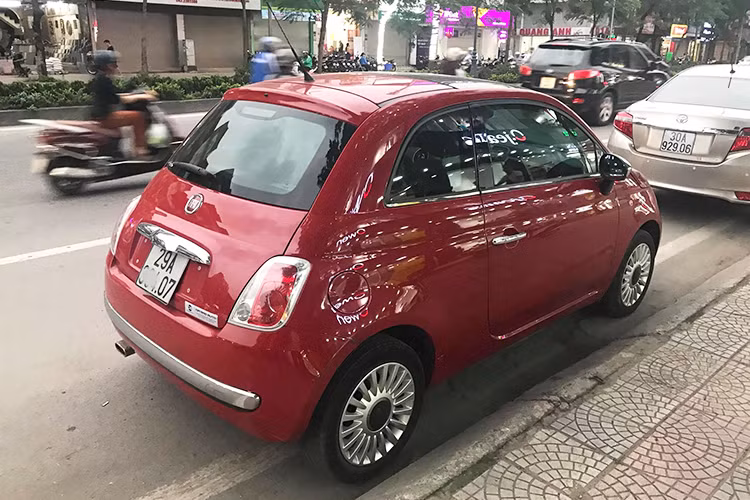 Về ngoại thất, phần đầu xe nổi bật với hai thanh ốp mạ crôm. Thanh lớn nằm ngay trên hốc hút gió, cân đối với cặp đèn sương mù và đèn pha phía trước, tạo cảm giác cụm đèn trước được nâng cao hơn khi phân tách khỏi hốc hút gió và phần táp lô phía dưới.