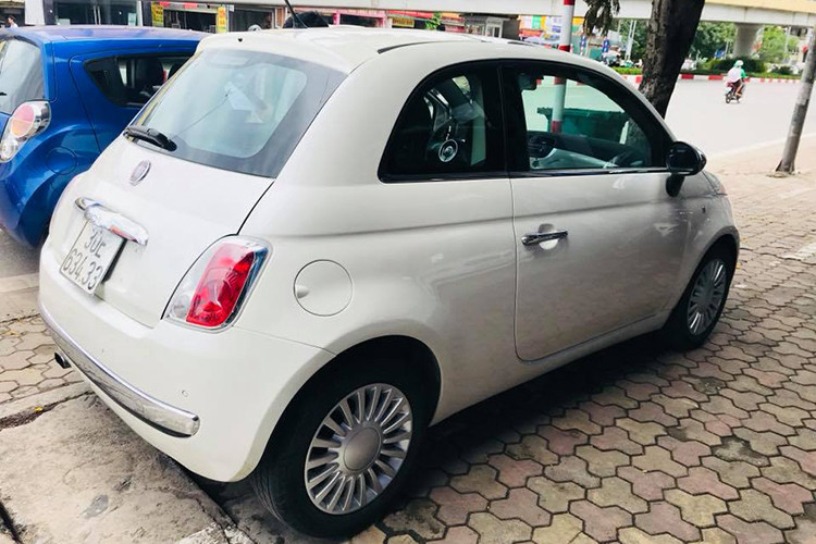 Fiat 500 2010 được trang bị động cơ xăng dung tích xi lanh 1.242 phân khối, công suất 69 mã lực và mô-men xoắn cực đại 102 Nm. Sức mạnh này vừa đủ cho một chiếc xe hạng nhỏ trên phố. Mức tiêu hao nhiên liệu trung bình 5 lít xăng/100 km, theo thử nghiệm của Fiat.