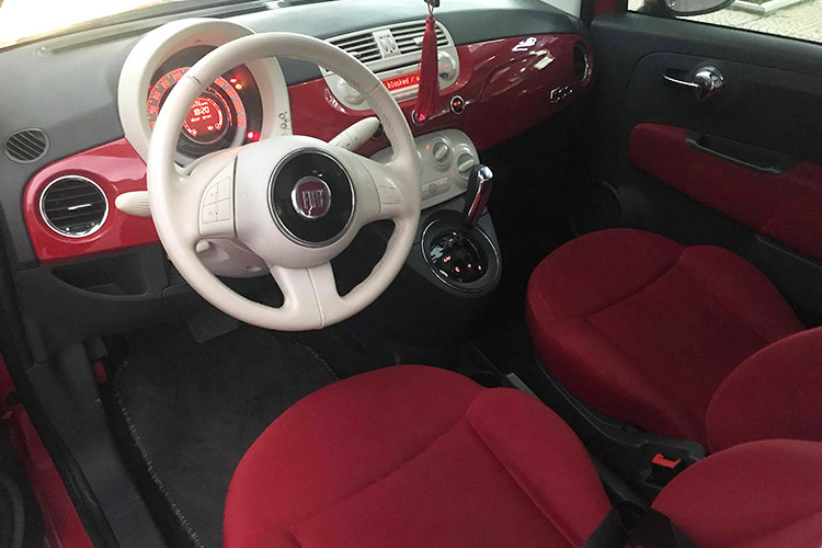 Là chiếc xe nhỏ, Fiat 500 có kích thước dài 3.546 mm, rộng 1.627 mm và cao 1.488 mm. Kích thước không quá lớn nhưng không gian nội thất thiết kế 4 chỗ ngồi khá hợp lý, đủ khoảng trống để người ngồi thấy thoải mái.