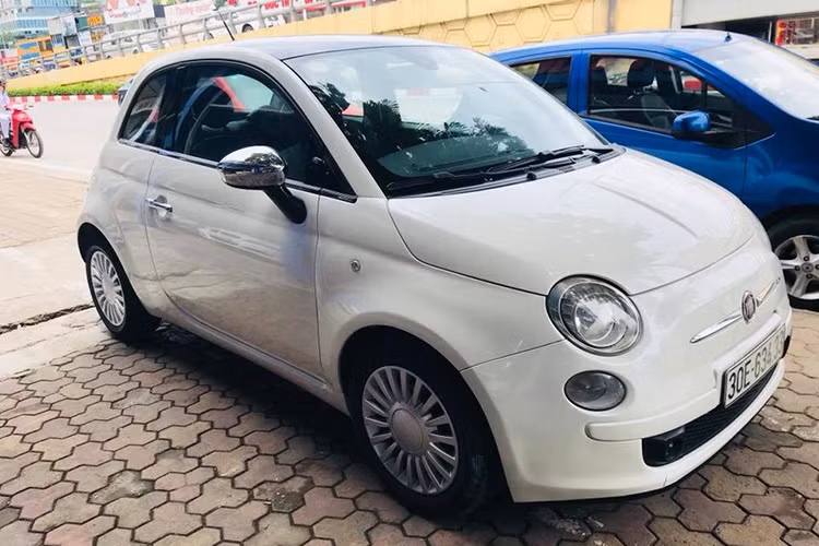 Giá Fiat 500 cũ khoảng hơn 400 triệu đồng tại Việt Nam, ngang ngửa so với Toyota Wigo phiên bản cao cấp nhất, đây sẽ là một cái tên rất đáng lưu tâm. Tuy nhiên, theo nhiều người chơi xe, vấn đề bảo dưỡng và thay thế phụ tùng, linh kiện không dễ dàng, bởi thương hiệu Italy dù nổi tiếng thế giới nhưng còn khá xa lạ tại Việt Nam. 