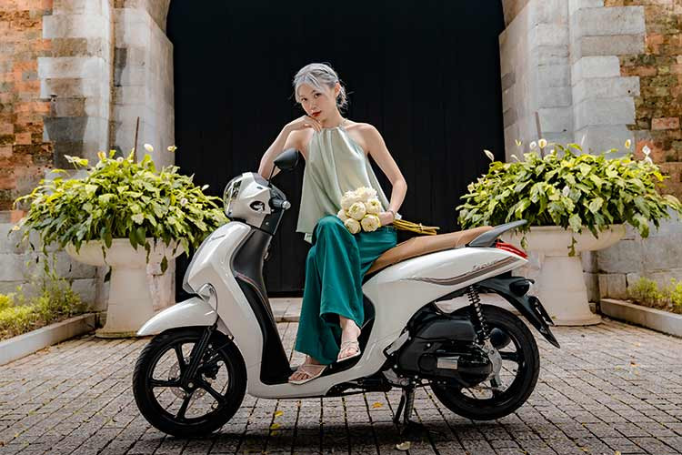 Yamaha Janus do dang cung hai hotgirl GenZ don “khuc giao mua”