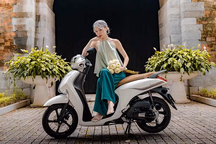 Yamaha Janus do dang cung hai hotgirl GenZ don “khuc giao mua”