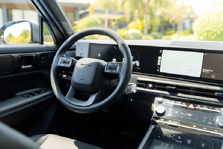 Những trang bị nội thất nổi bật của mẫu xe này gồm có ghế bọc da Nappa, ghế lái chỉnh điện/nhớ vị trí, sưởi/làm mát hàng ghế trước, sưởi hàng ghế thứ hai, sưởi vô lăng, bảng đồng hồ kỹ thuật số và màn hình cảm ứng trung tâm 12,3 inch, hệ thống âm thanh 12 loa Bose,...