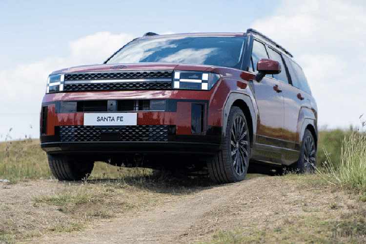 Riêng bản Calligraphy 2.5 Turbo dùng động cơ xăng Smartstream 4 xi-lanh, tăng áp, dung tích 2.5L với công suất tối đa 281 mã lực và mô-men xoắn cực đại 422 Nm. Sức mạnh động cơ được truyền tới bánh thông qua hộp số tự động ly hợp kép ướt 8 cấp và hệ dẫn động HTRAC. Giá xe Hyundai SantaFe 2025 tại Việt Nam từ 1,069 - 1,365 tỷ đồng.