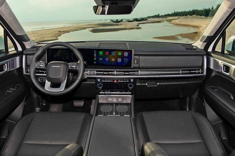 Bên trong Hyundai SantaFe 2025 là không gian nội thất 6 chỗ hoặc 7 chỗ, tùy phiên bản. Đây là mẫu xe hiếm hoi trong phân khúc SUV hạng D tại Việt Nam có phiên bản 6 chỗ. Ở phiên bản 6 chỗ, xe được trang bị 2 ghế thương gia ở giữa, mang đến cảm giác sang trọng hơn và tạo lối đi thuận tiện xuống hàng ghế cuối.