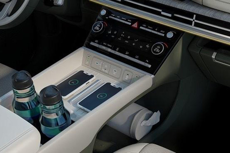 Ngoài ra, Hyundai SantaFe 2025 còn có 2 sạc điện thoại không dây, gương chiếu hậu trong xe chống chói tự động tích hợp camera, màn hình hiển thị thông tin kính lái HUD, ngăn chứa đồ khử khuẩn UV-C cũng như điều hòa tự động 2 vùng độc lập.