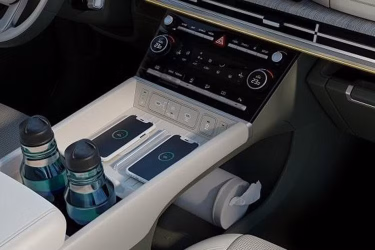 Ngoài ra, Hyundai SantaFe 2025 còn có 2 sạc điện thoại không dây, gương chiếu hậu trong xe chống chói tự động tích hợp camera, màn hình hiển thị thông tin kính lái HUD, ngăn chứa đồ khử khuẩn UV-C cũng như điều hòa tự động 2 vùng độc lập.