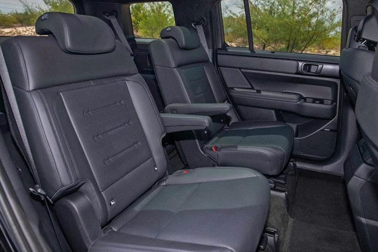 Trang bị an toàn của Hyundai Santa Fe 2025 cũng đầy đủ hơn với hệ thống kiểm soát hành trình thích ứng, camera 360 độ, cảm biến bên hông, hệ thống hỗ trợ phòng tránh va chạm phía trước (FCA), hỗ trợ phòng tránh va chạm điểm mù (BCA), hỗ trợ phòng tránh va chạm khi lùi (RCCA), hỗ trợ giữ làn đường (LKA), hỗ trợ duy trì làn đường (LFA) và đèn pha tự động thích ứng (AHB).