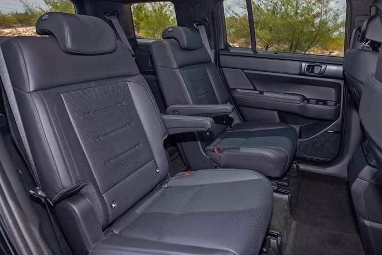 Trang bị an toàn của Hyundai Santa Fe 2025 cũng đầy đủ hơn với hệ thống kiểm soát hành trình thích ứng, camera 360 độ, cảm biến bên hông, hệ thống hỗ trợ phòng tránh va chạm phía trước (FCA), hỗ trợ phòng tránh va chạm điểm mù (BCA), hỗ trợ phòng tránh va chạm khi lùi (RCCA), hỗ trợ giữ làn đường (LKA), hỗ trợ duy trì làn đường (LFA) và đèn pha tự động thích ứng (AHB).