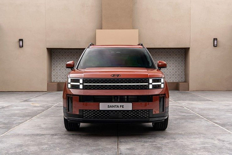 Không chỉ bị cắt động cơ diesel, Hyundai SantaFe 2025 còn sở hữu thiết kế ngoại thất gây tranh cãi, đặc biệt là khu vực phía sau. Tại đây, xe được trang bị cửa cốp rộng và phẳng cùng đèn hậu đặt thấp, gợi liên tưởng đến những chiếc xe van.