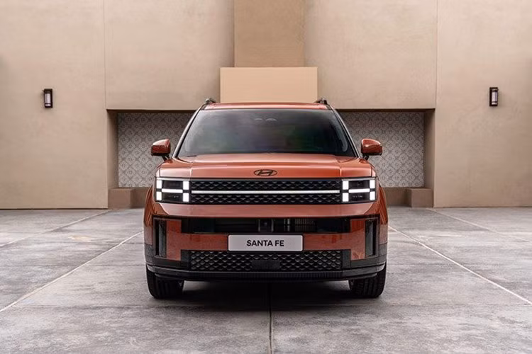 Không chỉ bị cắt động cơ diesel, Hyundai SantaFe 2025 còn sở hữu thiết kế ngoại thất gây tranh cãi, đặc biệt là khu vực phía sau. Tại đây, xe được trang bị cửa cốp rộng và phẳng cùng đèn hậu đặt thấp, gợi liên tưởng đến những chiếc xe van.