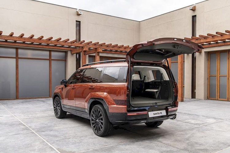 Bù lại, xe đã được nâng cấp về mặt trang bị như đèn pha LED Projector tự động bật/tắt, đèn LED định vị ban ngày, đèn hậu LED, đèn sương mù LED phía sau, gương chiếu hậu chỉnh điện/gập điện/có sấy, gạt mưa tự động và cửa cốp chỉnh điện tiêu chuẩn. Trong khi đó, các bản cao cấp sẽ sở hữu vành 20 inch hoặc 21 inch, baga nóc và cửa sổ trời đôi.