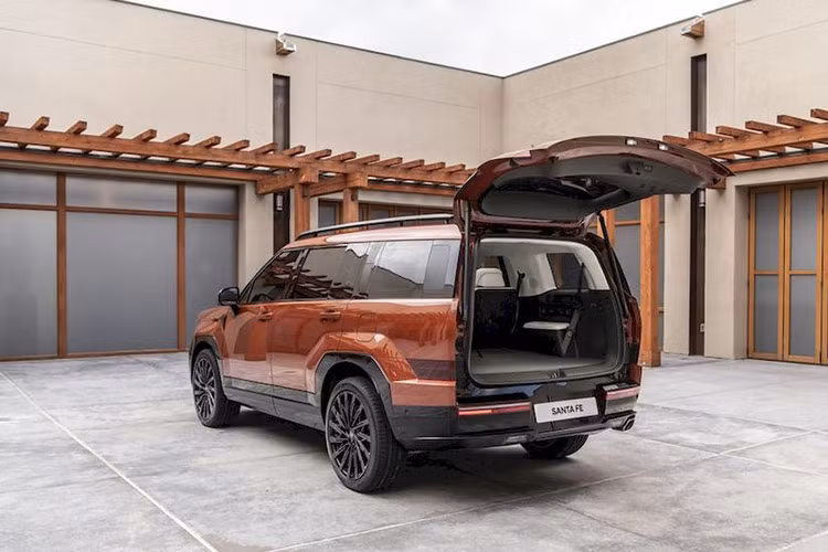 Bù lại, xe đã được nâng cấp về mặt trang bị như đèn pha LED Projector tự động bật/tắt, đèn LED định vị ban ngày, đèn hậu LED, đèn sương mù LED phía sau, gương chiếu hậu chỉnh điện/gập điện/có sấy, gạt mưa tự động và cửa cốp chỉnh điện tiêu chuẩn. Trong khi đó, các bản cao cấp sẽ sở hữu vành 20 inch hoặc 21 inch, baga nóc và cửa sổ trời đôi.