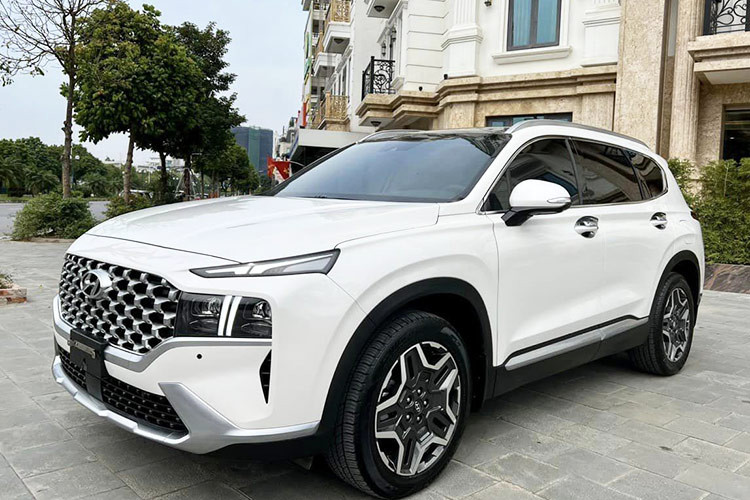 Hyundai SantaFe 2025 thế hệ mới đã chính thức ra mắt Việt Nam với 5 phiên bản, bao gồm Exclusive, Prestige, Calligraphy 2.5 7 chỗ, Calligraphy 2.5 6 chỗ và Calligraphy 2.5 Turbo. Một trong những điểm đáng chú ý nhất của mẫu SUV hạng trung này chính là việc bị cắt động cơ diesel. Điều này tạo cơ hội cho các đại lý tăng giá cho những chiếc Hyundai SantaFe máy dầu đời cũ.