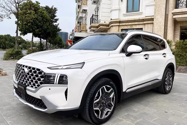 Hyundai SantaFe 2025 thế hệ mới đã chính thức ra mắt Việt Nam với 5 phiên bản, bao gồm Exclusive, Prestige, Calligraphy 2.5 7 chỗ, Calligraphy 2.5 6 chỗ và Calligraphy 2.5 Turbo. Một trong những điểm đáng chú ý nhất của mẫu SUV hạng trung này chính là việc bị cắt động cơ diesel. Điều này tạo cơ hội cho các đại lý tăng giá cho những chiếc Hyundai SantaFe máy dầu đời cũ.