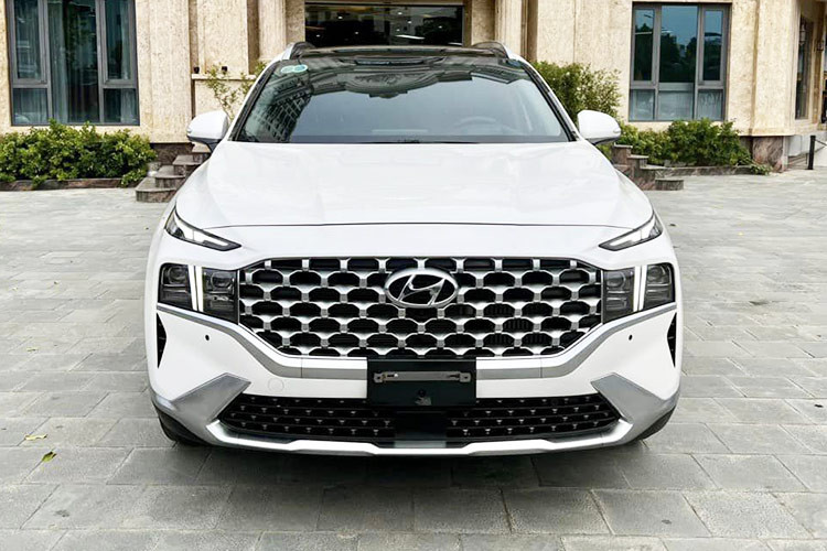 Trong khi đó, một chiếc SantaFe phiên bản Dầu cao cấp, sản xuất năm 2023 và đã chạy 14.000 km, cũng có giá 1,25 tỷ đồng. Việc những chiếc Hyundai SantaFe máy dầu đời cũ đội giá tại đại lý cũng không phải là chuyện lạ.