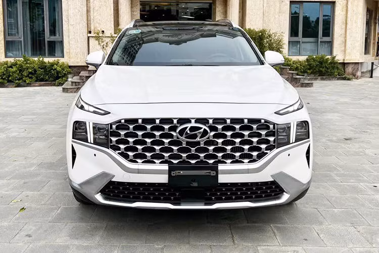 Trong khi đó, một chiếc SantaFe phiên bản Dầu cao cấp, sản xuất năm 2023 và đã chạy 14.000 km, cũng có giá 1,25 tỷ đồng. Việc những chiếc Hyundai SantaFe máy dầu đời cũ đội giá tại đại lý cũng không phải là chuyện lạ.
