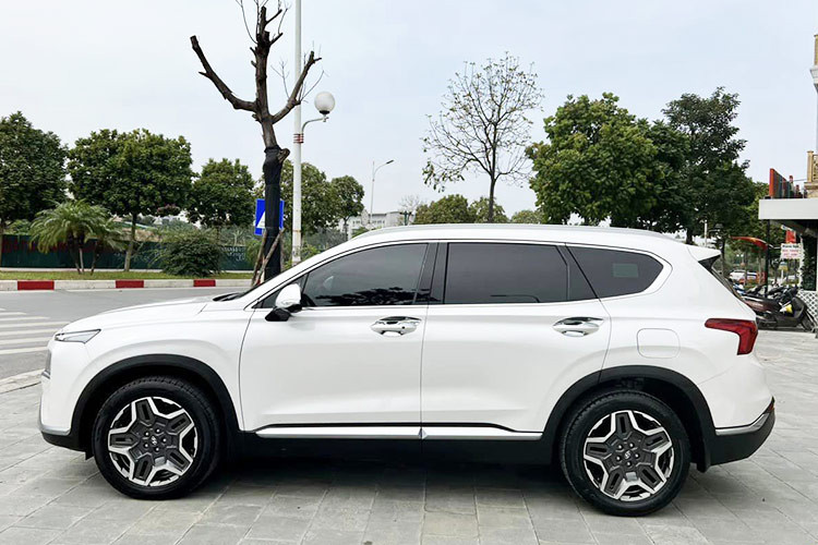 Không chỉ xe mới mà ngay cả những chiếc Hyundai SantaFe máy dầu đã qua sử dụng cũng đội giá trên thị trường ôtô cũ. Ví dụ điển hình là một chiếc Hyundai SantaFe bản Dầu cao cấp sản xuất 2024, đăng ký vào tháng 8 được rao bán với giá lên đến 1,35 tỷ đồng ở tỉnh Bắc Giang.
