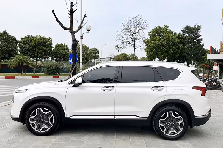 Không chỉ xe mới mà ngay cả những chiếc Hyundai SantaFe máy dầu đã qua sử dụng cũng đội giá trên thị trường ôtô cũ. Ví dụ điển hình là một chiếc Hyundai SantaFe bản Dầu cao cấp sản xuất 2024, đăng ký vào tháng 8 được rao bán với giá lên đến 1,35 tỷ đồng ở tỉnh Bắc Giang.