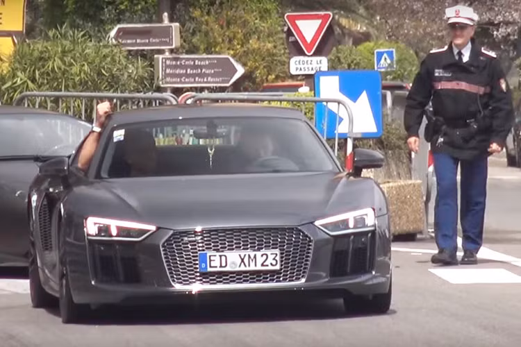 Khi đến với Monaco, các tín đồ tốc độ này cũng không quên mang theo những chiếc siêu xe của mình. Tuy nhiên, có không ít người thiếu kiềm chế khi muốn khoe chiếc siêu xe của mình trên đường phố Monaco. Hậu quả là hàng chục chiếc siêu xe của các tín đồ tốc độ đã bị lực lượng cảnh sát Monaco tịch thu và đưa về một bãi chứa.