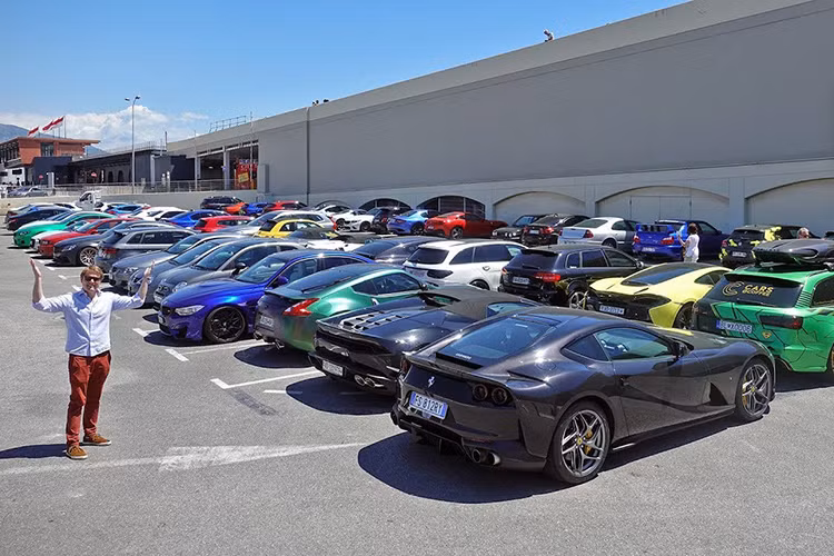 Cách đây không lâu, triển lãm nhà giàu Top Marques 2019 và chặng đua Công thức 1 đã được tổ chức tại Công quốc Monaco. Hai sự kiện lớn đã thu hút hàng nghìn tín đồ tốc độ "không hẹn mà gặp" tại quốc gia được coi là thiên đường siêu xe này.