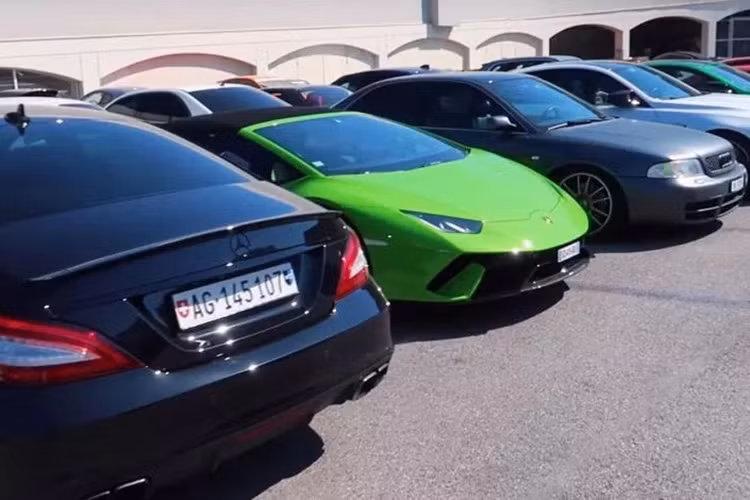 Sự xuất hiện của những cái tên như siêu xe Lamborghini Huracan Performante Spyder, xe sang Bentley Continental GT, Ferrari Speciale, Aston Martin DB11, McLaren 570GT hay Porsche 911 GT3 RS... khiến bãi chứa xe bị tịch thu này chẳng khác nào một đại lý ôtô cao cấp.