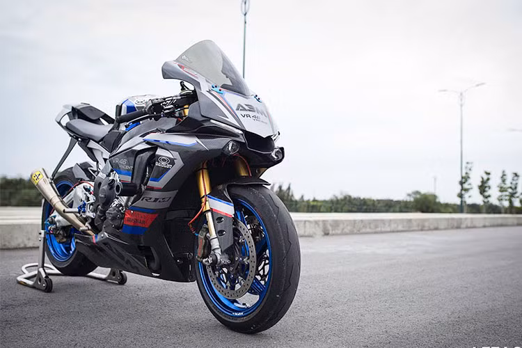  Siêu môtô Yamaha R1M là phiên bản đặc biệt của dòng R1, với số lượng sản xuất giới hạn chỉ 500 chiếc trên toàn Thế giới. So với R, R1M có các cải tiến như phuộc Öhlins ERS bán chủ động, quây gió bằng sợi carbon và được tích hợp sẵn hệ thống Communication Control Unit (CCU), cho phép người dùng tải về các dữ liệu GPS thông qua wifi và thiết lập các chế độ chạy theo từng điều kiện.