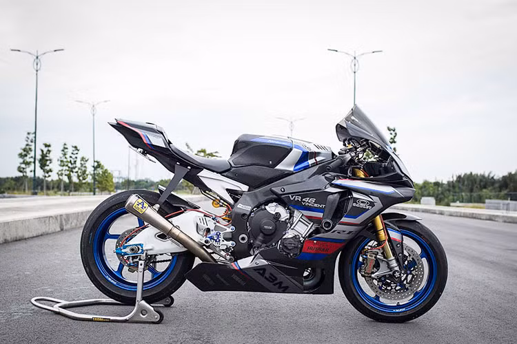 Tại Mỹ, một chiếc R1M có giá lên tới 21.999 USD chưa thuế và các chi phí phụ khác. Khi về tới Việt Nam, siêu môtô này còn bị đội giá lên thành khoảng gần 900 triệu do thuế và các chi phí phát sinh từ nhà nhập khẩu. Dù vốn đã có giá đắt và là một trong những mẫu siêu môtô hiệu năng cao nhất trên Thế giới hiện nay, chiếc Yamaha R1M còn tiếp tục được một biker Việt thay một số đồ chơi cực "chất".