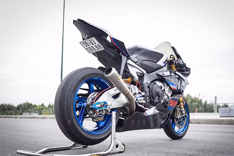 Trên siêu môtô Yamaha R1M này, chủ xe đã trang bị hệ thống ống pô Arrow titanium với patch treo đúng tiêu chuẩn WSBK. Bộ pô này sẽ gia tăng đáng kể công suất của xe, đặc biệt sau khi hệ thống ECU được flash lại theo tiêu chuẩn mới, mạnh hơn, khó chịu hơn và thật sự ấn tượng hơn.