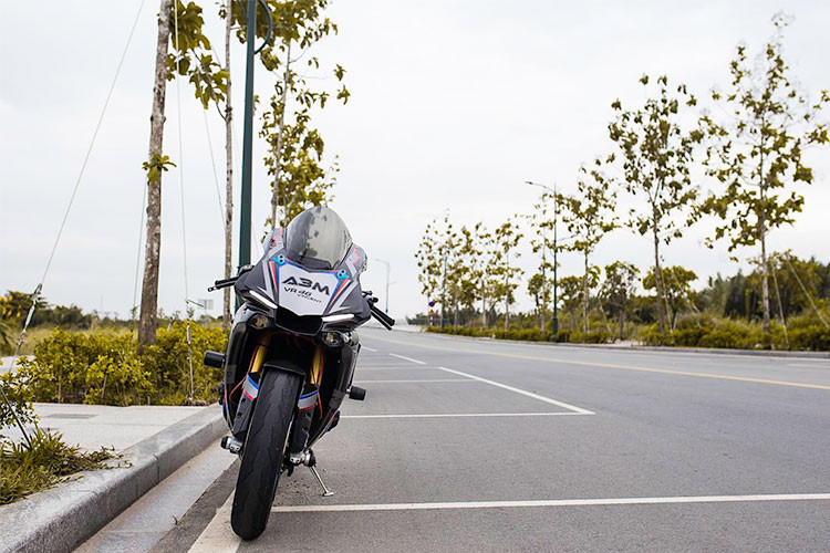 Yamaha R1M xuất xưởng mang trên mình gói nâng cấp giá trị dành cho các tay chơi như sở hữu hệ thống treo Ohlins điều chỉnh điện, dàn áo carbon, bình xăng nhôm, gắp nhôm cùng nhiều công nghệ cao thừa hưởng từ chiếc YZR-M1 MotoGP. Chiếc xe trong bài viết này được người chơi trang bị hàng loạt phụ kiện tối ưu nhất hiện nay.