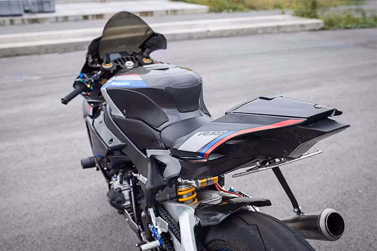 Vốn đã có bộ vỏ nguyên bản làm bằng sợi carbon, nhưng chiếc R1M này còn trở nên nhẹ hơn nữa khi sở hữu thêm một loạt các chi tiết sợi carbon "thửa riêng". Theo phong cách xe đua, yên cho người ngồi sau cũng đã được thay bằng ốp yên carbon đầy phong cách các tay đua MotoGP.