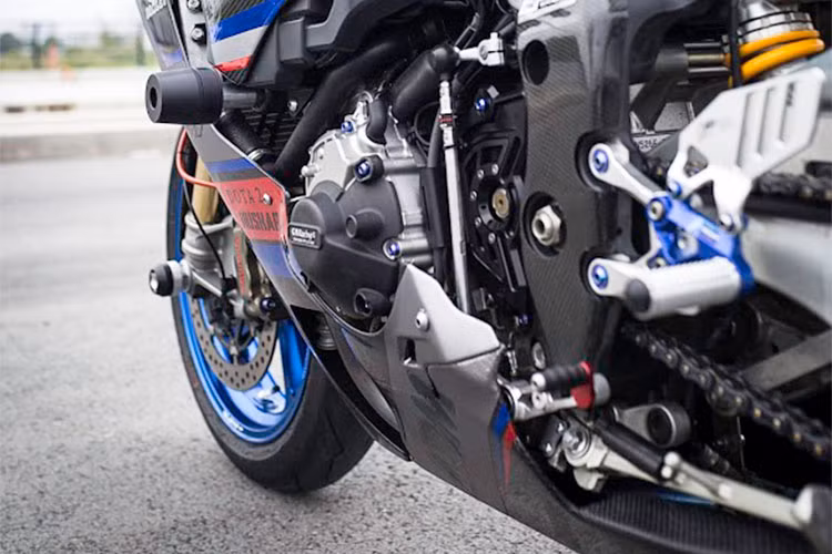 Không những thế, góp phần giảm trọng lượng và gia tăng mức độ chạy đua chuyên nghiệp, chiếc R1M còn trang bị bộ mâm MFR 5 chấu bằng hợp kim siêu nhẹ và chắc chắn. Ngoài ra, chiếc xế khủng còn có rất nhiều đồ chơi hỗ trợ khác như ốp lốc máy GB Racing, chống đổ toàn thân, nắp chân kính CNC và hàng loạt ốc titanium thể thao.